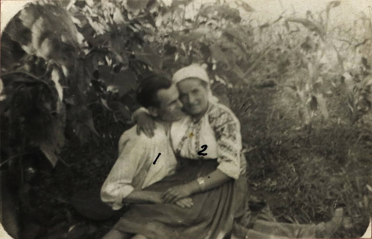 Фото повстанця "Комар" із невідомою.