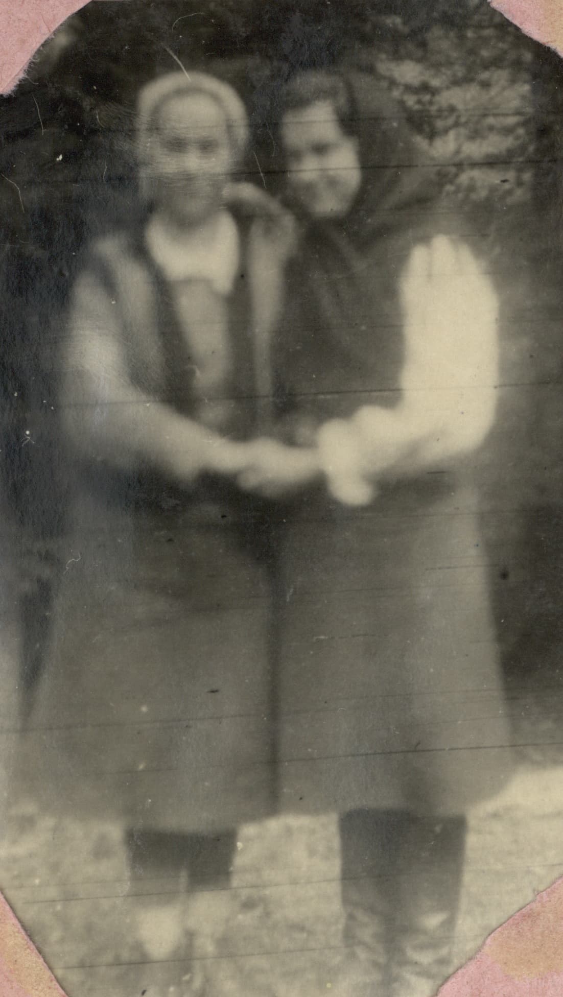 Фото двох місцевих жінок